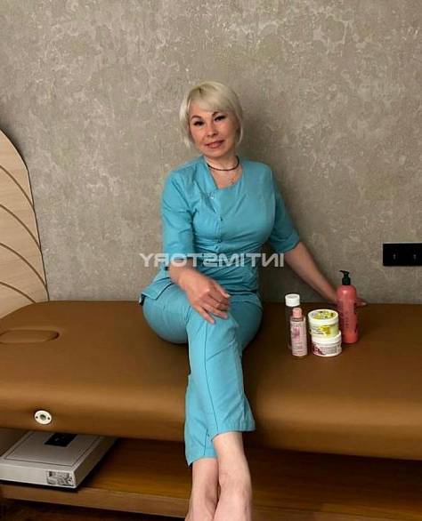 Скучающая молодая дама вызвала на дом массажистку Скучающая молодая дама вызвала на дом массажистку